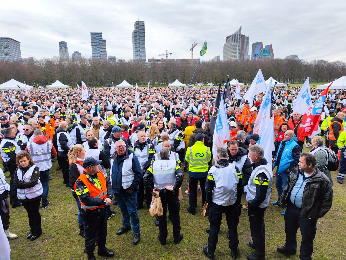 FNV's tweet image. Zo'n 3000 politiemensen op het Malieveld gesteund door o.a. medewerkers van de Wegenwacht, ambulancediensten, het openbaar vervoer gaven allemaal een duidelijk signaal aan @MinisterieSZW: Regel mét ons dat #vroegpensioen voor mensen met #zwaarwerk  #RVU