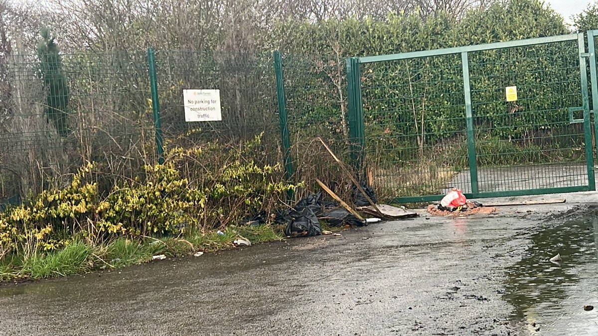 rdt250's tweet photo. @LidlGB @LidlGB @boltoncouncil still there?! https://t.co/kuAUFkH4un