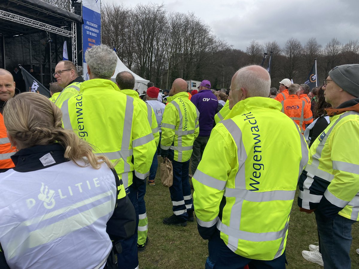 FNV's tweet image. Zo'n 3000 politiemensen op het Malieveld gesteund door o.a. medewerkers van de Wegenwacht, ambulancediensten, het openbaar vervoer gaven allemaal een duidelijk signaal aan @MinisterieSZW: Regel mét ons dat #vroegpensioen voor mensen met #zwaarwerk  #RVU