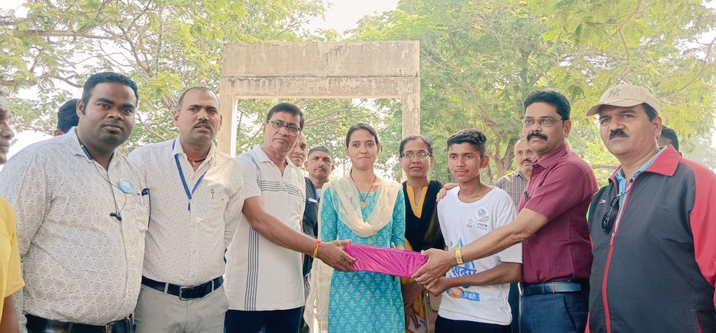 Narendraka7715's tweet photo. A 2 km race was organised under the Akaltara development block level sweep voting programme in which Hero volunteers of Yuvaday Hasdeo also participated and Hero Vishal Patel of Hasdeo got the first place in the race.#hasdeokehero #janjgirdist #unicefindia #akashchhikara #cgdpr https://t.co/IF4bUOiFJP