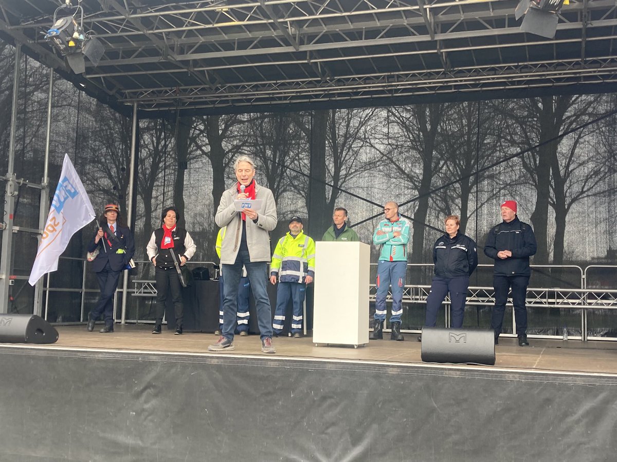 FNV's tweet image. Zo'n 3000 politiemensen op het Malieveld gesteund door o.a. medewerkers van de Wegenwacht, ambulancediensten, het openbaar vervoer gaven allemaal een duidelijk signaal aan @MinisterieSZW: Regel mét ons dat #vroegpensioen voor mensen met #zwaarwerk  #RVU