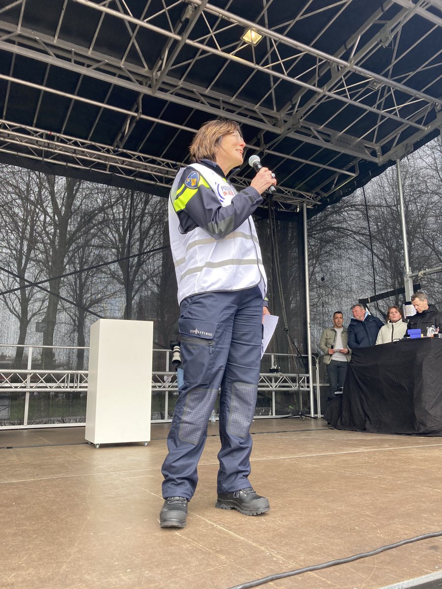 FNV's tweet image. Zo'n 3000 politiemensen op het Malieveld gesteund door o.a. medewerkers van de Wegenwacht, ambulancediensten, het openbaar vervoer gaven allemaal een duidelijk signaal aan @MinisterieSZW: Regel mét ons dat #vroegpensioen voor mensen met #zwaarwerk  #RVU