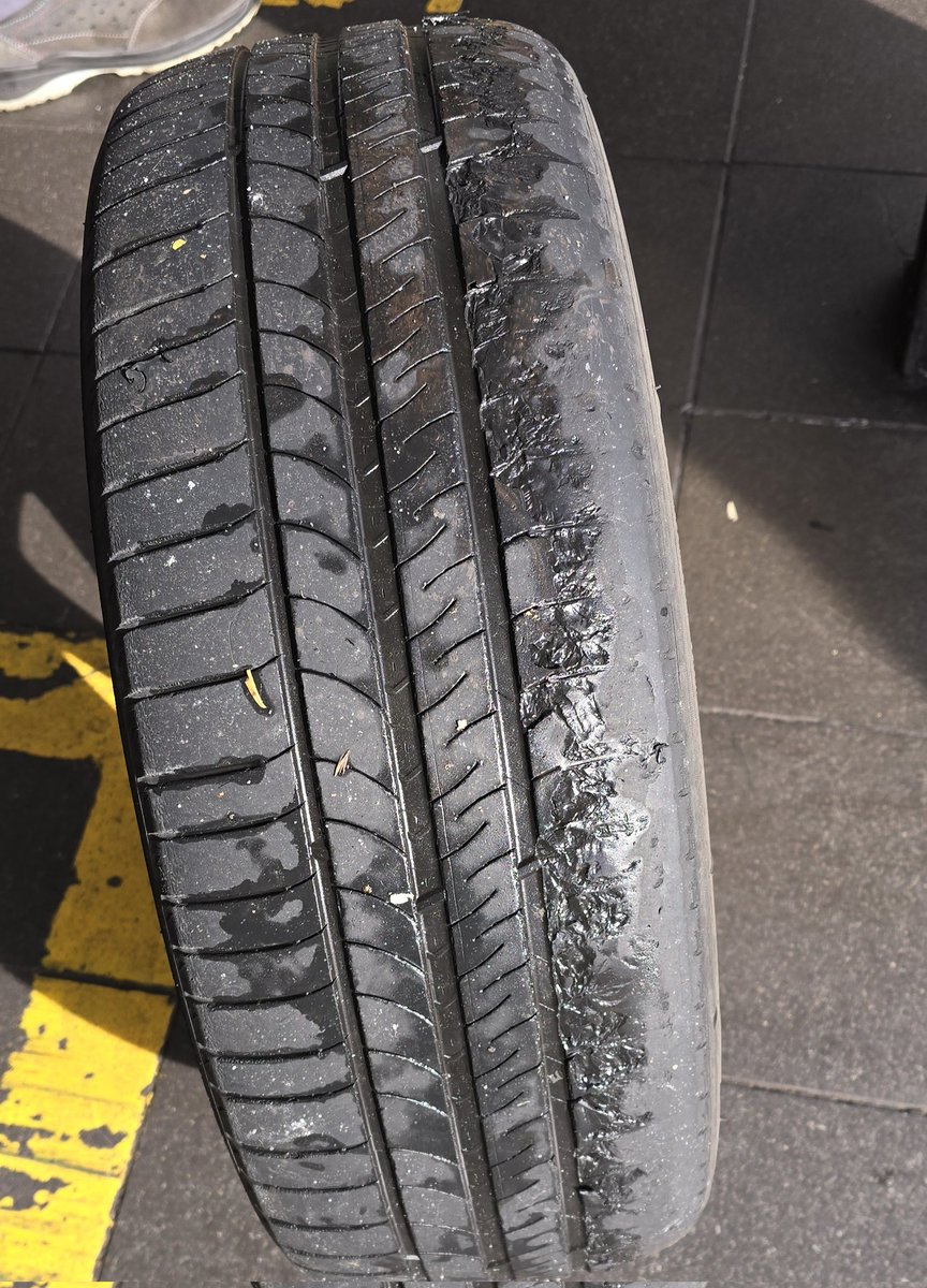 JuanJulugar's tweet photo. @Michelin neumático Energy Saver, ¿alguien me puede explicar el desgaste de este neumático?.

El desgaste es del lado interno de la rueda delantera del conductor, la delantera del copiloto estaba parecida. https://t.co/7VXk2sFeli