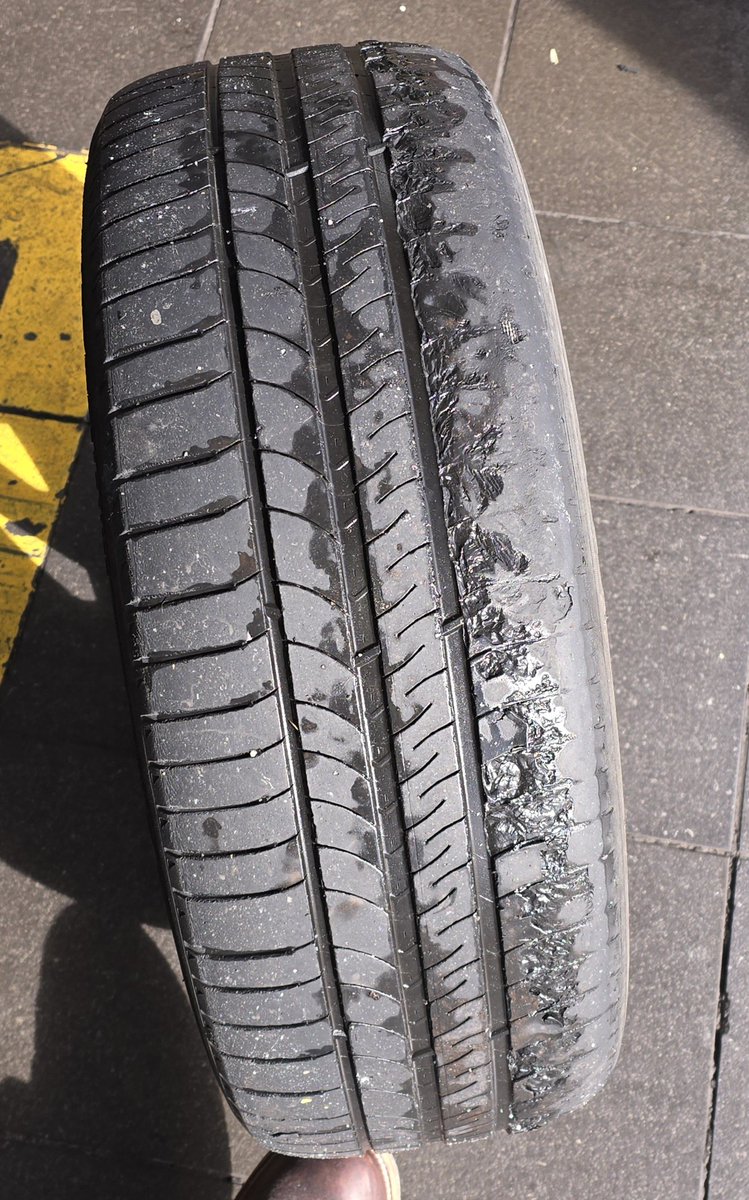 JuanJulugar's tweet photo. @Michelin neumático Energy Saver, ¿alguien me puede explicar el desgaste de este neumático?.

El desgaste es del lado interno de la rueda delantera del conductor, la delantera del copiloto estaba parecida. https://t.co/7VXk2sFeli