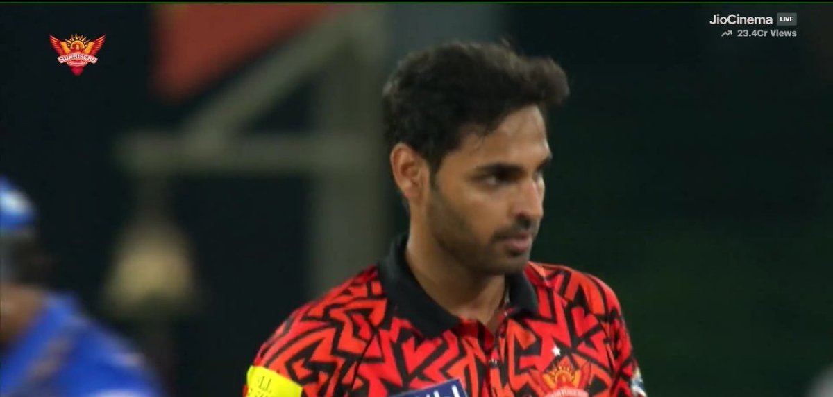 CricCrazyJohns's tweet photo. BHUVI JUST WENT FOR 5 RUNS IN THE 13th OVER....!!!

- The Class under pressure. https://t.co/zXPXHujg4Q