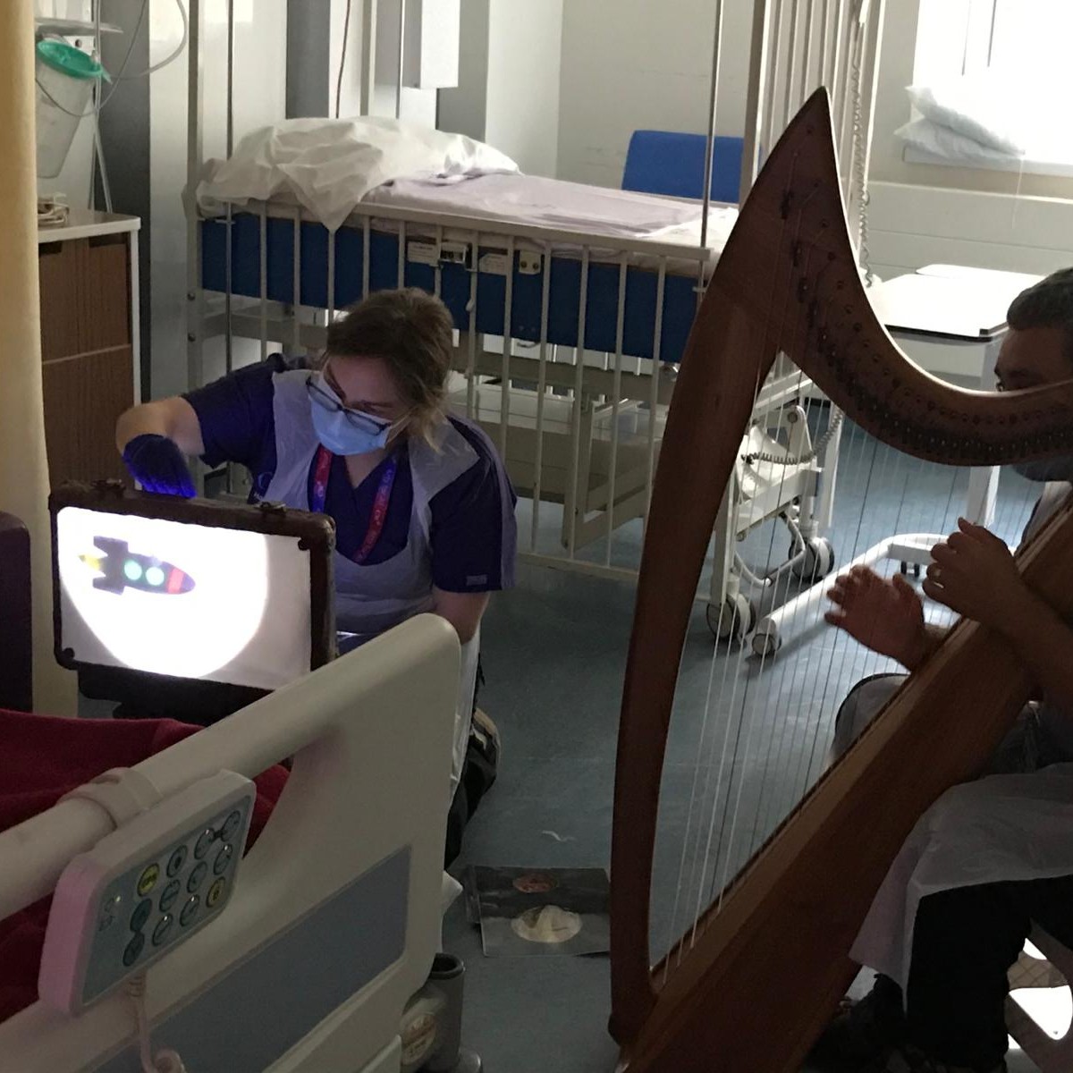 To celebrate #WorldTheatreDay, we’re championing two of our #ArtsForAll artists, @JoniRaeCarrack and @MarkLevinHarp.

Joni and Mark have been working together to create shadow puppetry performances to soothe and entertain children receiving inpatient treatment at @ChelWestFT.