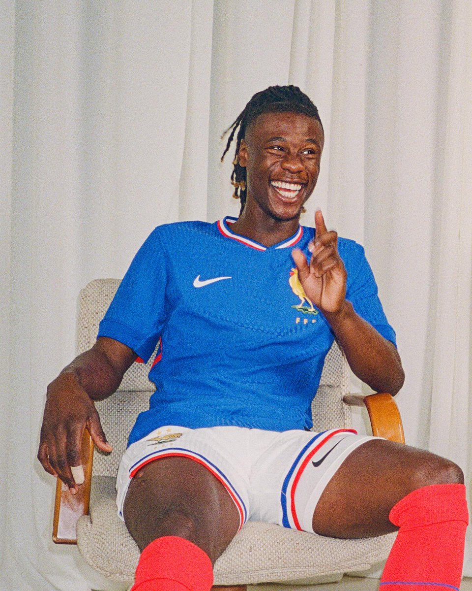 L'Équipe de France et ses nouveaux maillots, photographiés par le champion du monde d'escrime Enzo Lefort.