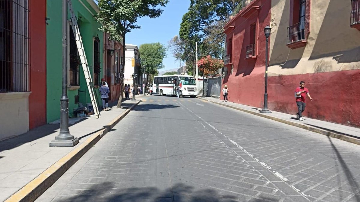 CentralQNoticia's tweet photo. Militantes de #SolRojo #Bloquean la calle Morelos esquina con Crespo e Independencia esquina con Mier y Terán en el centro de #Oaxaca.
Conduzca con precaución.
#CentralQNoticias #Oaxaca #Noticias
https://t.co/LtmWu6taJ3 https://t.co/Lk0p8xhqEv