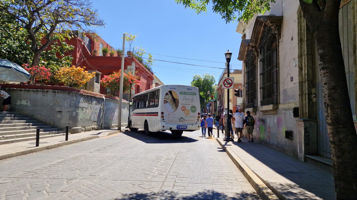 CentralQNoticia's tweet photo. Militantes de #SolRojo #Bloquean la calle Morelos esquina con Crespo e Independencia esquina con Mier y Terán en el centro de #Oaxaca.
Conduzca con precaución.
#CentralQNoticias #Oaxaca #Noticias
https://t.co/LtmWu6taJ3 https://t.co/Lk0p8xhqEv