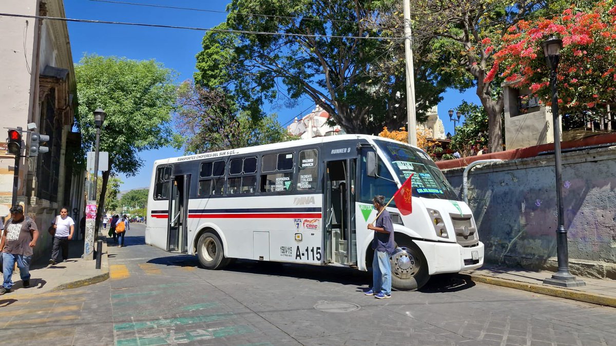 CentralQNoticia's tweet photo. Militantes de #SolRojo #Bloquean la calle Morelos esquina con Crespo e Independencia esquina con Mier y Terán en el centro de #Oaxaca.
Conduzca con precaución.
#CentralQNoticias #Oaxaca #Noticias
https://t.co/LtmWu6taJ3 https://t.co/Lk0p8xhqEv
