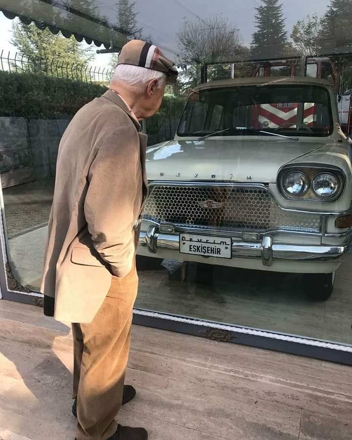 tarihenstitu's tweet photo. Devrim otomobilinin tasarımcısı Gündüz Sait Güngen hayatını kaybetti. Ruhu şad olsun. https://t.co/u6bleE4bOl