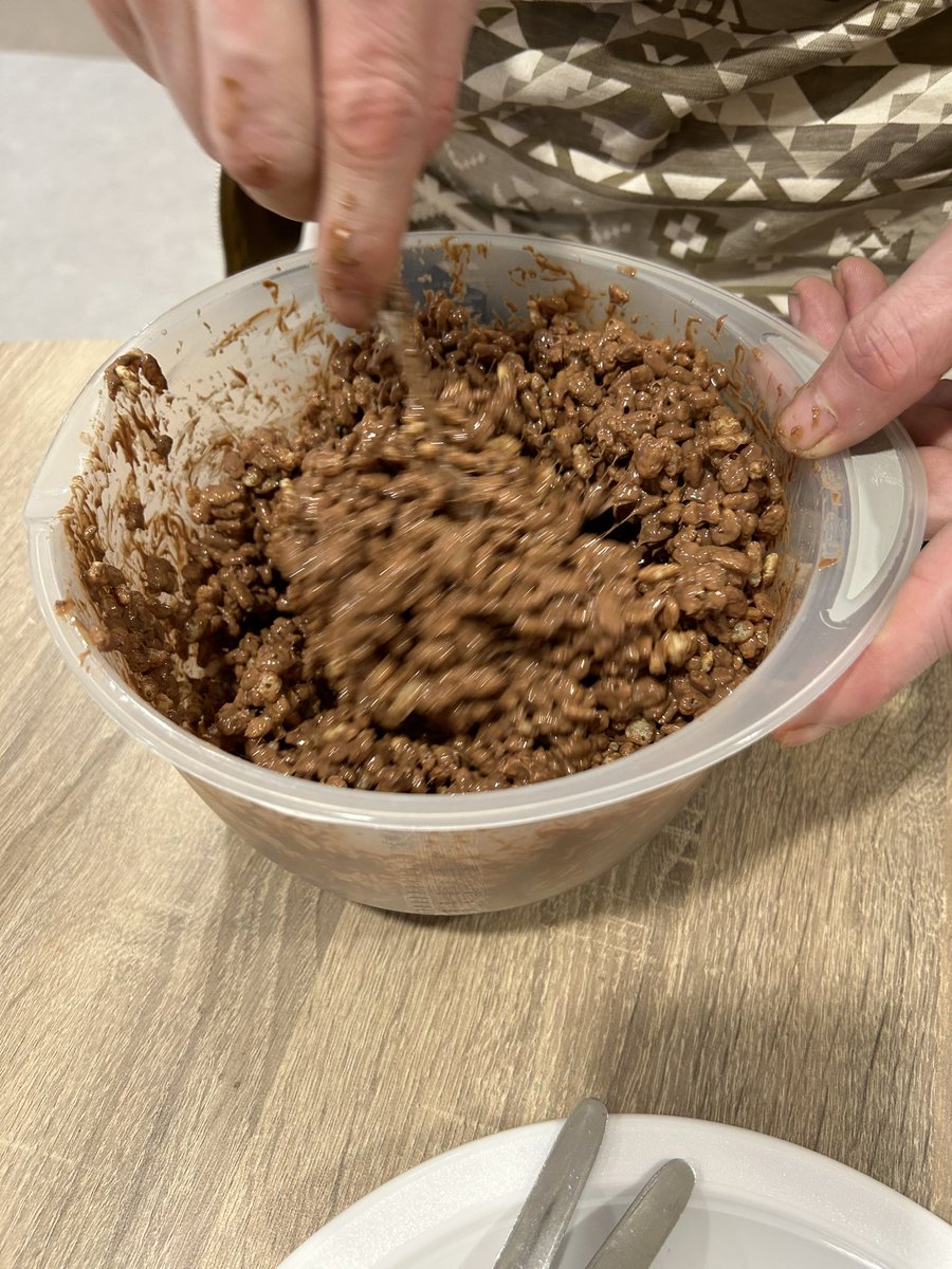 NickiKershaw87's tweet photo. Service users enjoyed making some Easter treats today.

Chocolate rice crispy cakes with mini eggs and galaxy truffles 
@WeAreLSCFT @WeArePendleview @natski89 @wearewoodview #ribbleward https://t.co/PM3vp6O133