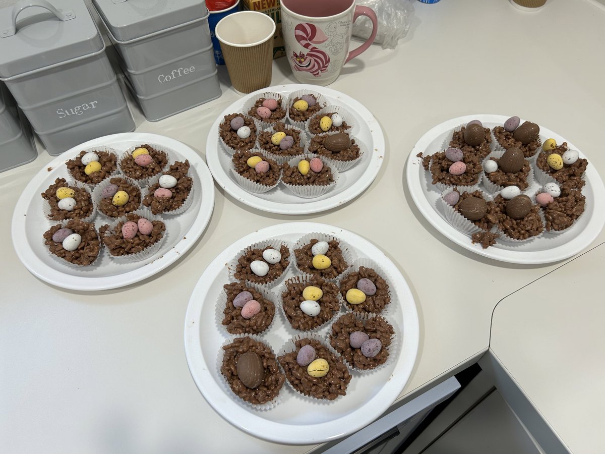 Service users enjoyed making some Easter treats today.

Chocolate rice crispy cakes with mini eggs and galaxy truffles 
@WeAreLSCFT @WeArePendleview @natski89 @wearewoodview #ribbleward