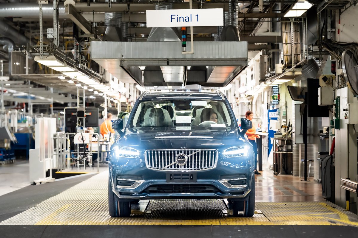 The last ever #diesel-powered #Volvo has rolled off the production line in #Sweden tinyurl.com/yrfek7cn #SUV #EVs #hybrid #electric @volvocars @VolvoCarUK @VolvoCarUSA