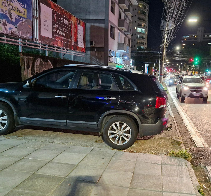procoqueiros's tweet photo. Se o seu carro é grande demais para a vaga e obriga o pedestre a sair da calçada e transitar pela rua, procure outra vaga. Isso é ter senso de coletividade e respeito ao próximo! 🙌

#ProCoqueiros
#Coqueiros https://t.co/UGDsVWoZfK