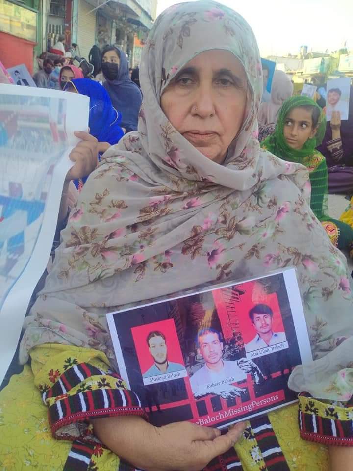 SammiBaluch's tweet photo. ایک ماں کے لیے کتنے تکالیف سے بھرا یہ سفر ہوگا جسکے جوان بیٹے گزشتہ پندرہ سالوں سے جبری گمشدگی کے بعد سے تاحال لاپتہ ہوں ؟ جنکے بارے میں عدلیہ سے لے کر کیمشن انسانی حقوق کی تنظیمں تک ایک ماں کے دکھوں کا مداوا نہیں کرسکتے ہیں ۔
ان پندرہ سالوں میں آپ سب کے لیے کئی موسموں نے رنگ بدلے ہونگے مگر اس ماں کی زندگی اسی ہندسے میں رک گئی جہاں سے انکے بچوں کو جبری گمشدگی کا نشانہ بنایا گیا ۔۔

پاکستانی قانون کے مطابق آپ نے کتنا بڑا جرم کیا ہوا اسکی سزا اگر عمر قید بھی ہو تو وہ پندرہ سال سے زائد نہیں ہوتے ۔
مگر پندرہ سالوں سے ایک ماں کے لخت جگر بغیر مقدمات بغیر عدلیہ سے سزا پائے یوں غائب کیے گئے جیسے کہ وہ کھبی تھے ہی نہیں ۔
جبری گمشدگیوں پر جس طرح سے پروپیکنڈہ کیا جاتا ہے جس طرح سے ایک احساس اور انسانی حقوق کے مسلے کو مشکوک بنانے کی ناکام کوشش کی جاتی ہیں وہ ان ماؤں کے زخموں پر نمک پاشی ہے ۔
بلوچستان میں ریاست نے انسانی حقوق کی خلاف ورزیوں کے تمام تجربات کرکے دیکھے ہیں مگر نتیجہ ہم سب کے سامنے ہے ۔
بجائے اس مسلے کی احساسیت کو سمجھ کر سنجدگی کا مظاہرہ کیا جاتا جبری گمشدگیوں کا سلسلہ ہنوز جاری ہے 

#EndEnforcedDisappearances
