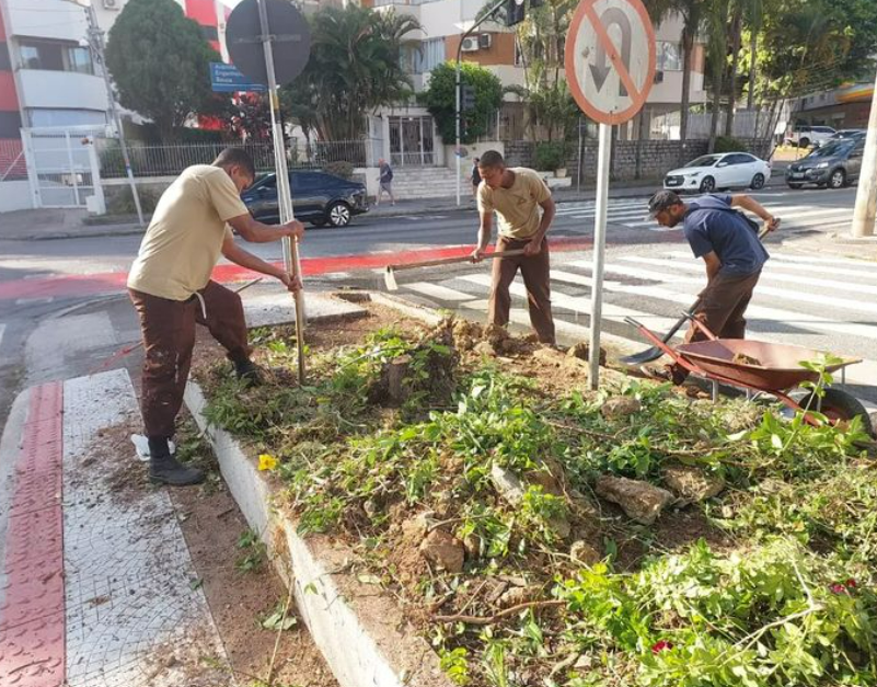 procoqueiros's tweet photo. A Secretaria do Continente iniciou ontem as obras de revitalização do canteiro central da Av. Almirante Tamandaré.

A comunidade agradece à Secretaria pelo trabalho!

Imagem: Secretaria do Continente
#Coqueiros
#CoqueirosFloripa https://t.co/618OChMY3p