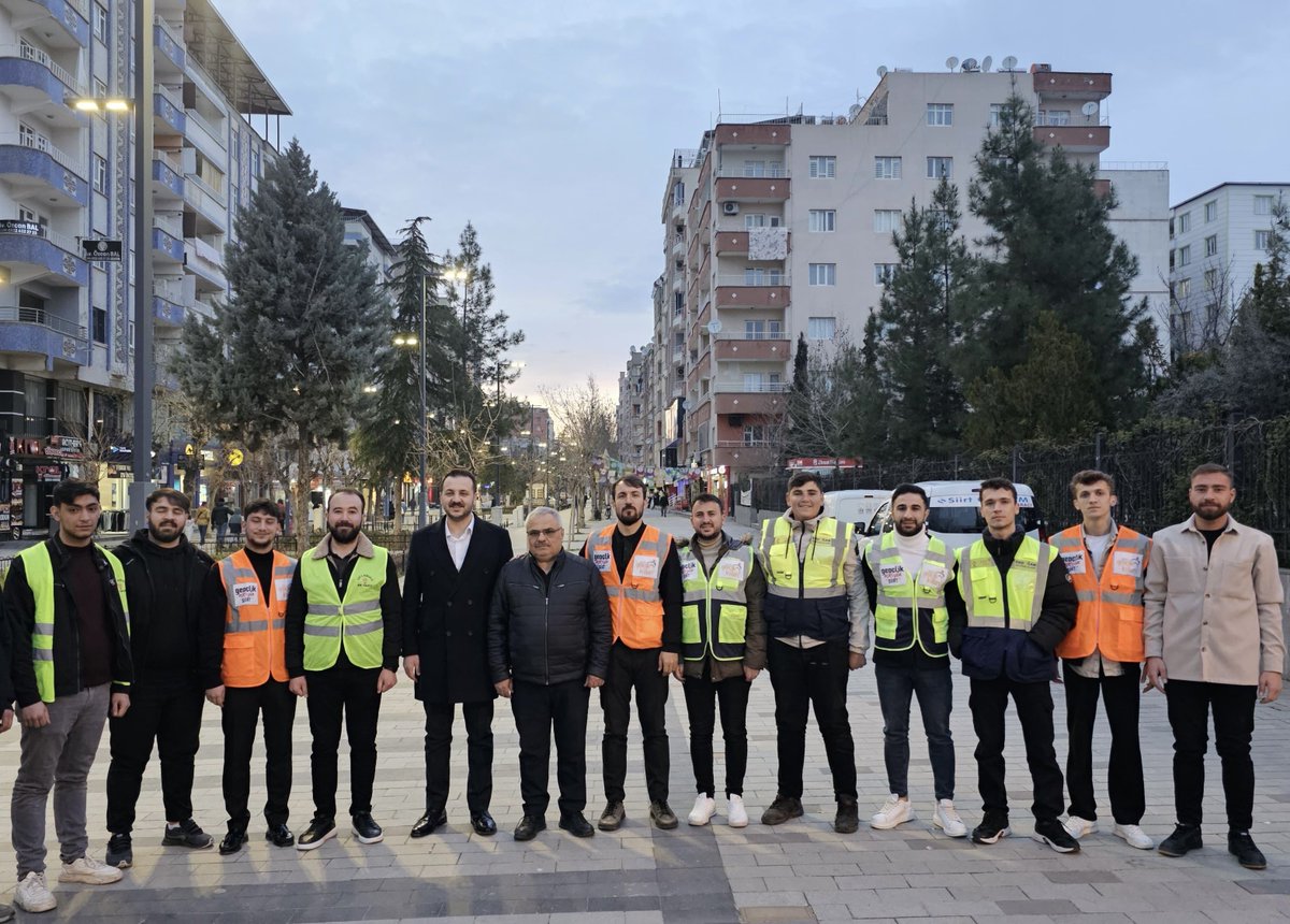 AvCanerOzturan's tweet photo. “İftara 5 kala”

AK Gençliğimizle birlikte iftara yetişemeyen hemşerilerimize iftarlık ikramında bulunduk. 

İftara geç kaldık diye üzülmeyin AK Gençlik hep yanınızda ☺️ https://t.co/83FXwIZHxn