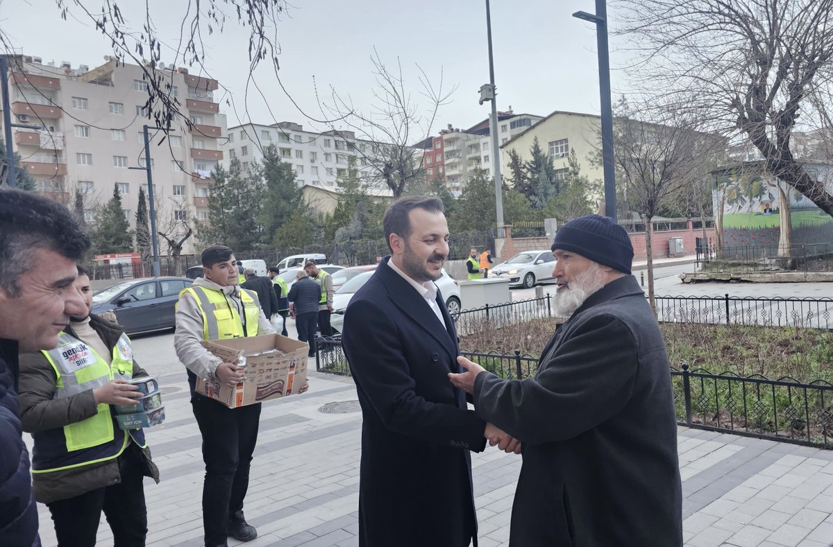 AvCanerOzturan's tweet photo. “İftara 5 kala”

AK Gençliğimizle birlikte iftara yetişemeyen hemşerilerimize iftarlık ikramında bulunduk. 

İftara geç kaldık diye üzülmeyin AK Gençlik hep yanınızda ☺️ https://t.co/83FXwIZHxn