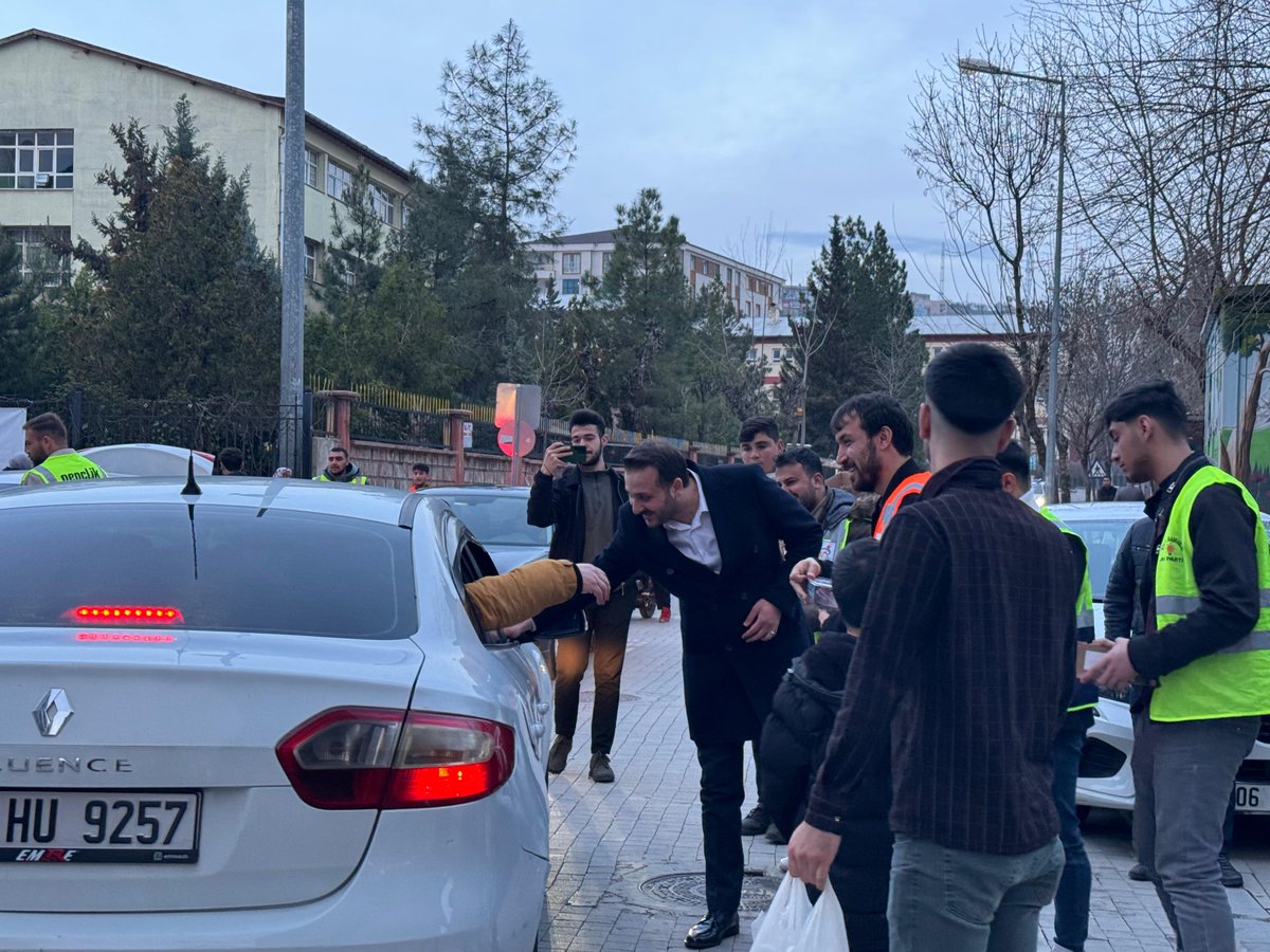 AvCanerOzturan's tweet photo. “İftara 5 kala”

AK Gençliğimizle birlikte iftara yetişemeyen hemşerilerimize iftarlık ikramında bulunduk. 

İftara geç kaldık diye üzülmeyin AK Gençlik hep yanınızda ☺️ https://t.co/83FXwIZHxn