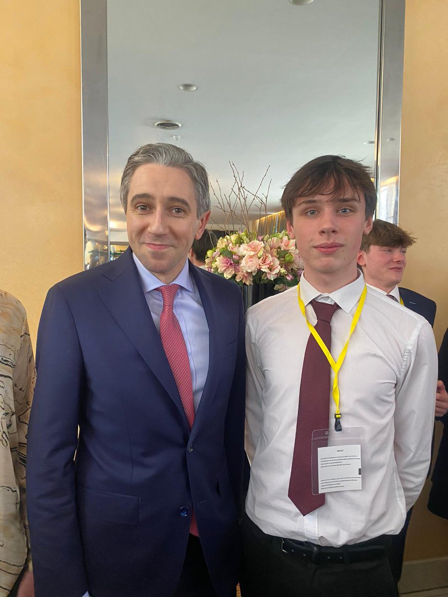 🗣 Cian Gleeson, Vice Chairperson, Limerick Comhairle na nÓg & student at @ColaisteIosaef #Kilmallock, pictured with the new leader of @FineGael & the Minister for Further & Higher Education @SimonHarrisTD at Dáil na nÓg at Leinster House. #lys @limerickyouth @DeptofFHed