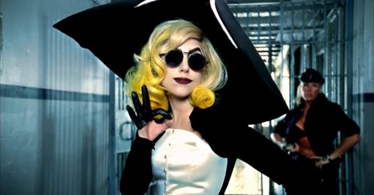 notgwendalupe's tweet photo. Telephone by Lady Gaga &amp; Beyoncé (2010) https://t.co/hszemaFy8N
