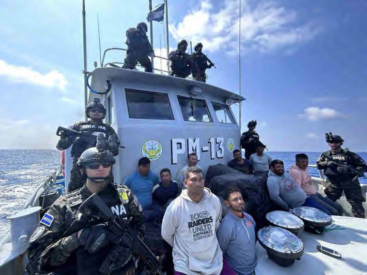 nayibbukele's tweet photo. Nuestra Marina Nacional incautó una lancha a 490 Millas Náuticas al Suroeste de la Bocana el Cordoncillo, Estero de Jaltepeque.

A bordo de la lancha narcotraficante se encontraban 9 tripulantes; entre ellos, 6 ecuatorianos y 3 guatemaltecos.

Se estima que contiene aproximadamente 1.48 toneladas de cocaína, valoradas en unos 37 millones de dólares.

#PlanControlTerritorial