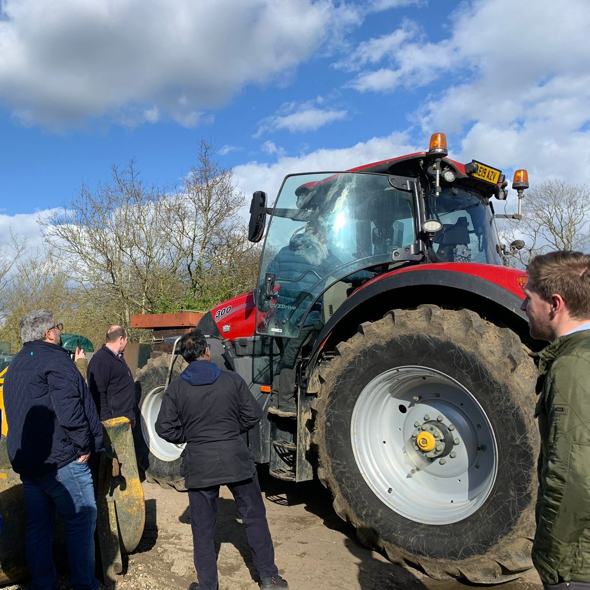 Thank you to @LinesMartin for hosting a brilliant @CEN_HQ visit to his farm to discuss the work of the Nature Friend Farming Network (@NFFNUK) on improving soil health & boosting crop yields (& reduce pesticides & chemicals - esp. as a key polluter of rivers) Read more in…