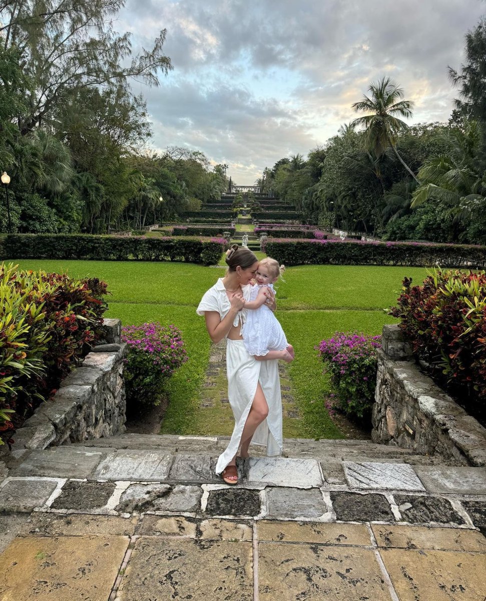 FSOceanClub's tweet photo. The magic of #FSOceanClub lies in creating memories with your loved ones. Around every corner discover wonder and each step becomes one to remember. #FourSeasons #FSFamily #DiscoverBahamas https://t.co/MbxSdbQBnJ