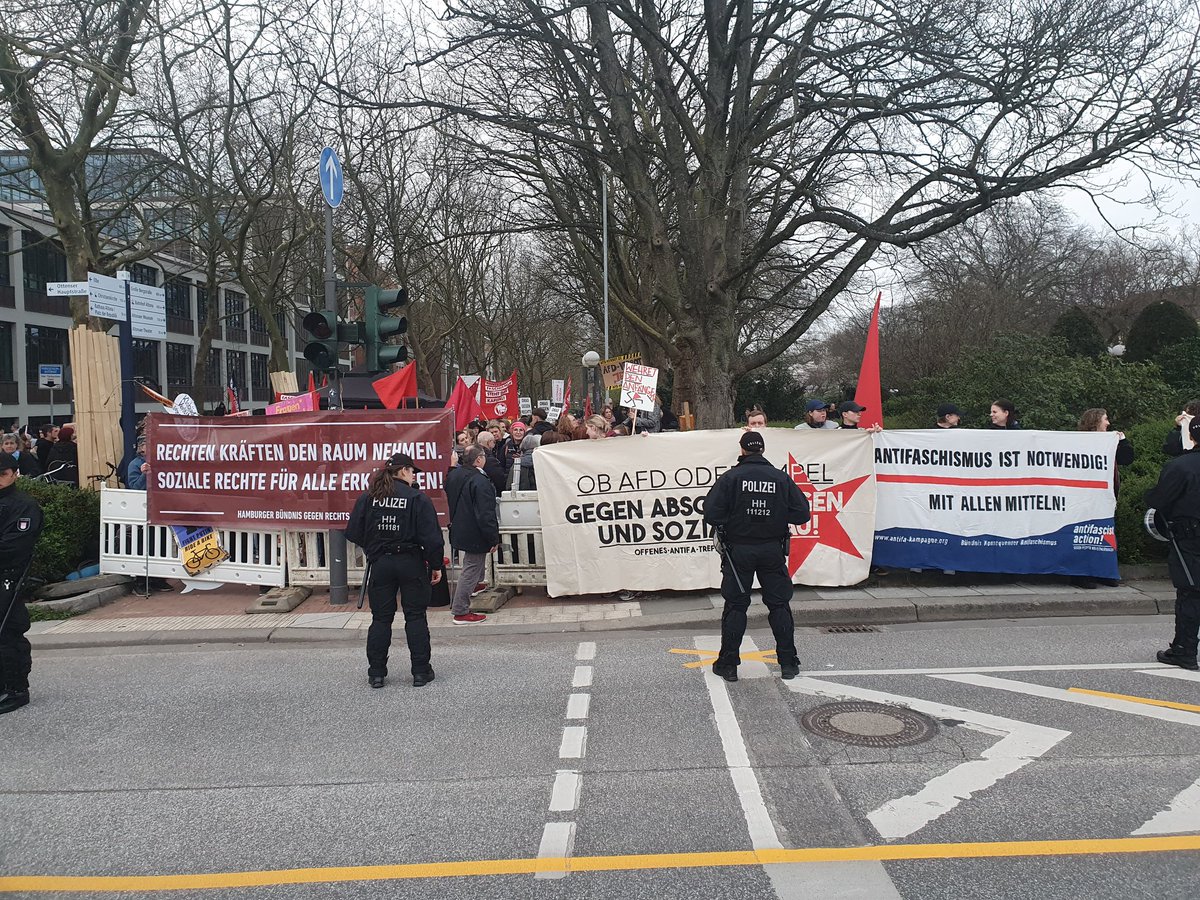 Mehrer Hundert Menschen protestieren zur Zeit vor dem Altonaer Rathaus gegen eine Veranstaltung der #noafd mit dem Rassisten Bernd Baumann, Parlamentarischer Geschäftsführer der Partei im Bundestag. Alerta antifascista!