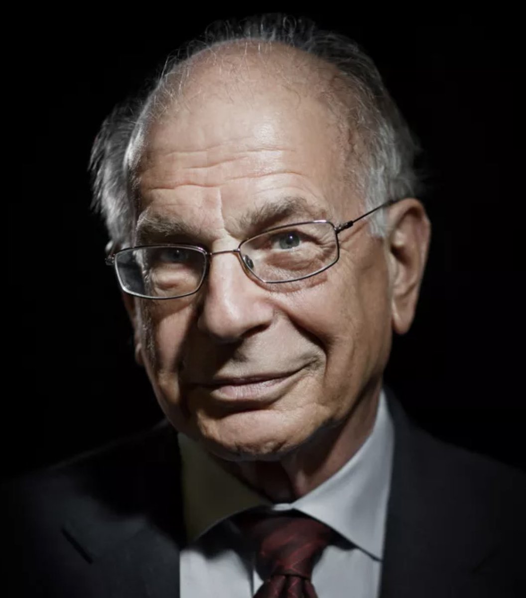 sanz_blasco's tweet photo. Triste noticia. Ha fallecido el prof. Daniel Kahneman, Nobel de economía por integrar ideas de la investigación psicológica en la ciencia económica, dejando como legado, entre otras cosas, un mejor entendimiento del juicio humano en la toma de decisiones bajo incertidumbre. DEP. https://t.co/NDUxOxr0yY