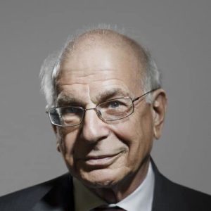 RoxanaKreimer's tweet photo. Murió Daniel Kahneman a los 90 años. El trabajo por el q le dieron el Nobel de Economía abrió una línea de investigación muy valiosa para las humanidades: el estudio de los sesgos o distorsiones cognitivas. Ganó el Nobel de Economía junto a Amos Tversky, pese a ser psicólogo, porque su trabajo fue publicado en una revista de economía y porque tanto en la economía como en la psicología, en la justicia y en la filosofía, entre otras áreas de las humanidades, las distorsiones cognitivas entorpecen el pensamiento y nos llevan a tomar malas decisiones. Fundó la “Economía Conductual”, una disciplina que está en la intersección entre la economía y la psicología. Recomiendo su libro “Pensar rápido, pensar despacio”, donde describe cómo tenemos dos formas de pensar (lenta y rápida), y cómo en situaciones en las que hay que decidir rápido suelen influir los heurísticos y los sesgos cognitivos. También recomiendo su último libro, “Ruido”, q aborda el tema de la discrepancia en los diagnósticos de diversas disciplinas (hicimos un video sobre este libro titulado “Cómo fallan los jueces” y varios sobre sesgos cognitivos, incluyendo uno q identifiqué como el “sesgo del autor”, del q hablo en el video “Figuras de autoridad: ¿cómo influyen en nuestras creencias?”)  En Youtube pueden encontrar muchas entrevistas que le hicieron. Lo extrañaremos.