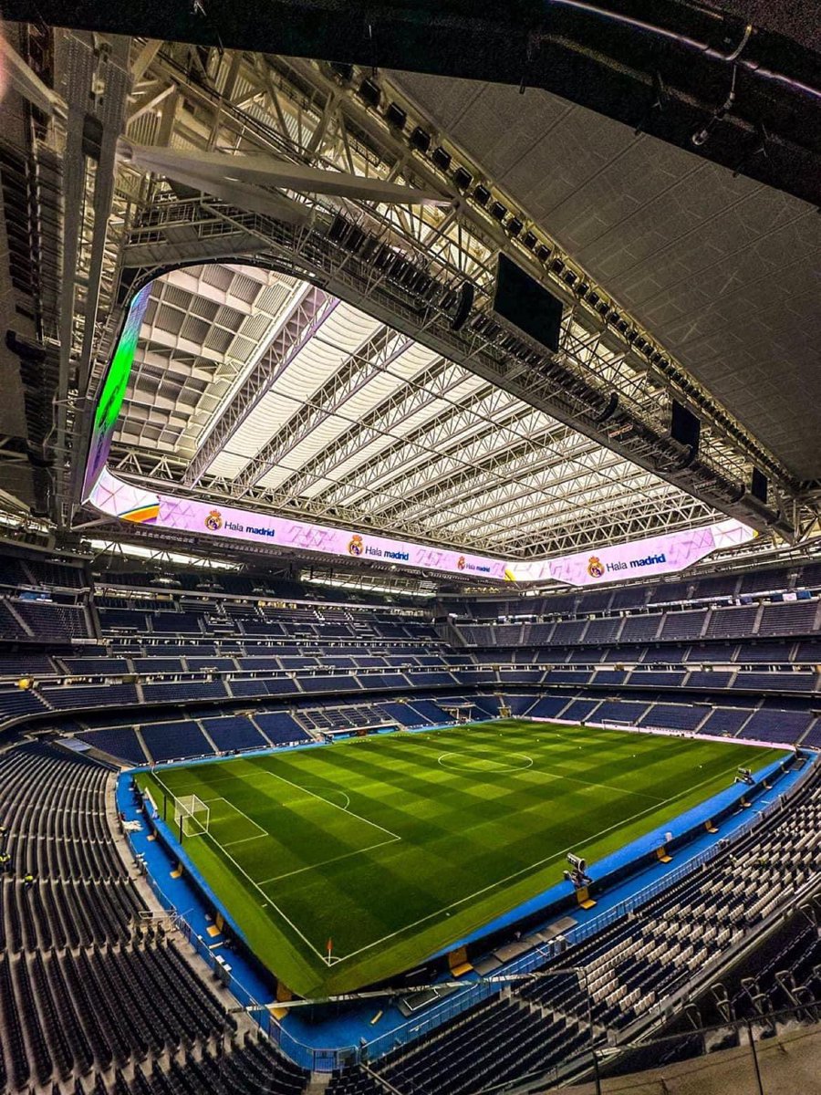 tomasklecka's tweet photo. Ikonické Santiago Bernabéu ⚽️🏟️🇪🇸 #realspirit https://t.co/Dy2N3omVDe
