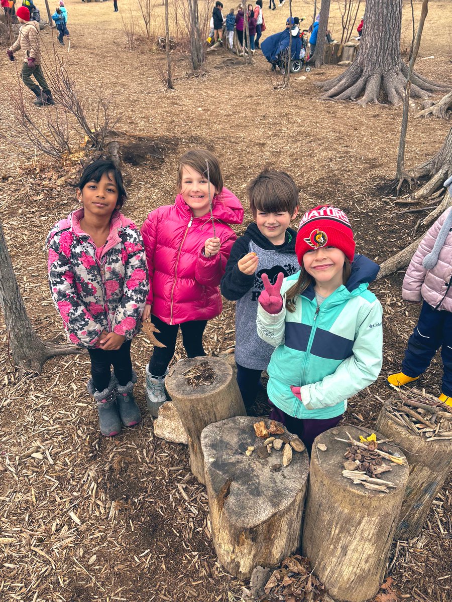Grade 1 nature collection “headquarters” during outdoor recess time. 🪵 🍂 @StIsabelOCSB #ocsbOutdoors