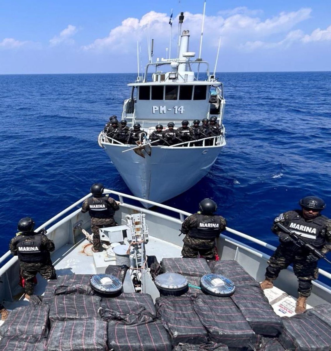 nayibbukele's tweet photo. Nuestra Marina Nacional incautó una lancha a 490 Millas Náuticas al Suroeste de la Bocana el Cordoncillo, Estero de Jaltepeque.

A bordo de la lancha narcotraficante se encontraban 9 tripulantes; entre ellos, 6 ecuatorianos y 3 guatemaltecos.

Se estima que contiene aproximadamente 1.48 toneladas de cocaína, valoradas en unos 37 millones de dólares.

#PlanControlTerritorial