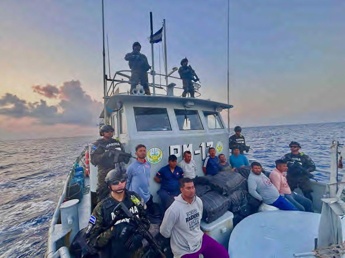 nayibbukele's tweet photo. Nuestra Marina Nacional incautó una lancha a 490 Millas Náuticas al Suroeste de la Bocana el Cordoncillo, Estero de Jaltepeque.

A bordo de la lancha narcotraficante se encontraban 9 tripulantes; entre ellos, 6 ecuatorianos y 3 guatemaltecos.

Se estima que contiene aproximadamente 1.48 toneladas de cocaína, valoradas en unos 37 millones de dólares.

#PlanControlTerritorial