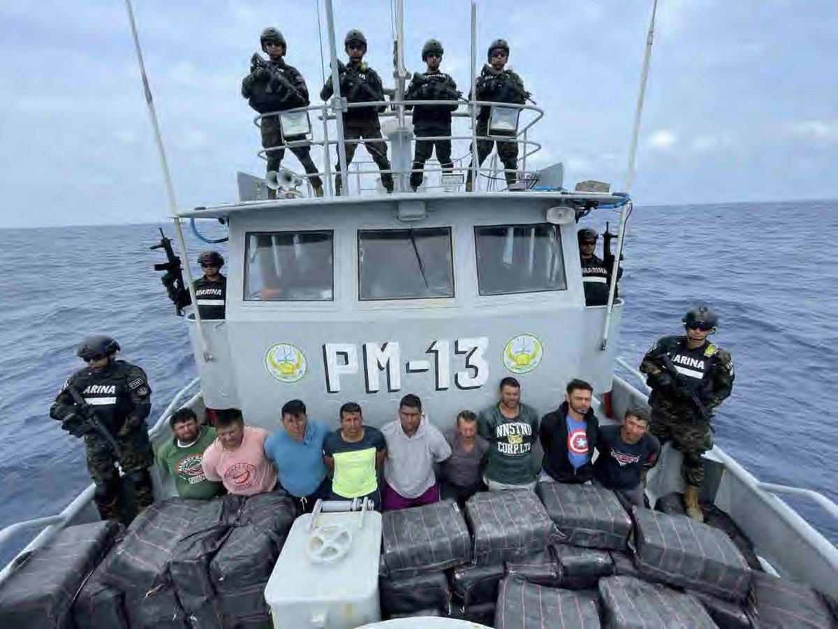 Nuestra Marina Nacional incautó una lancha a 490 Millas Náuticas al Suroeste de la Bocana el Cordoncillo, Estero de Jaltepeque.

A bordo de la lancha narcotraficante se encontraban 9 tripulantes; entre ellos, 6 ecuatorianos y 3 guatemaltecos.

Se estima que contiene