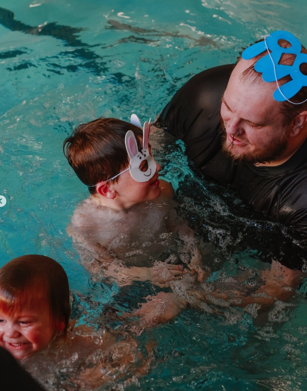 Learning to swim & leaping at the PEEP end of the pool 🏊‍♂️ 🐣
#FloatiesSwimSchool