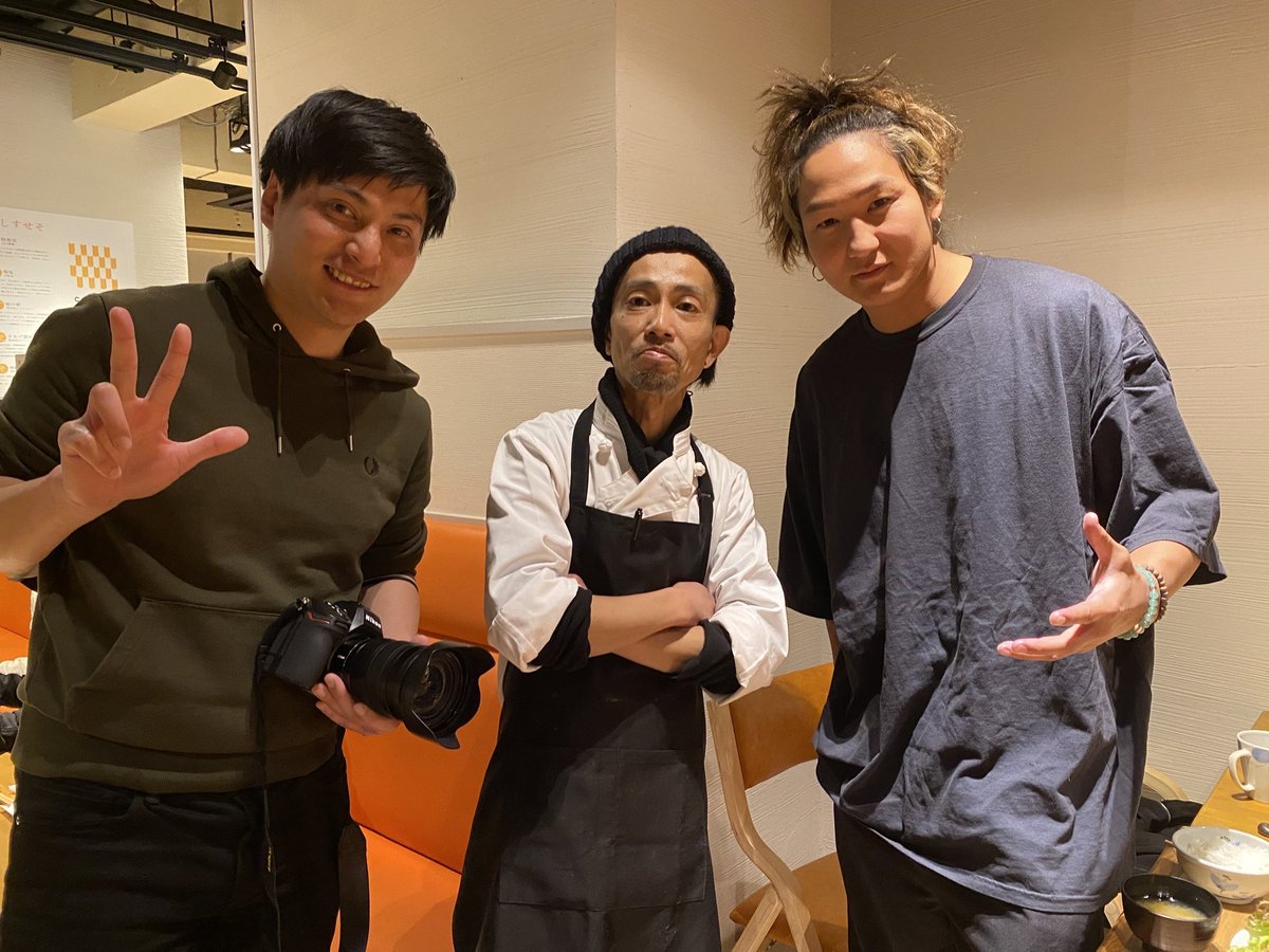 ep_organization's tweet photo. 明けたけど、本日
カメラマン和くんご来店でしたー
なな、なんと佐々木憂流迦選手を連れて来てくれて超絶ブッたまげた！！
2人共静岡出身で、今日は偶然に焼津からマグロが入ってて、なんだかご縁を感じました
2人共ええ男やね〜
ありがとちゃんでした
つーかウルカくんデカいっ！
 #佐々木憂流迦 https://t.co/ABhAjVpf79