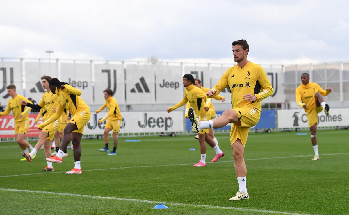 juventusfc's tweet photo. Allenamento al JTC 🏋️⚪⚫ https://t.co/rActubN5IP