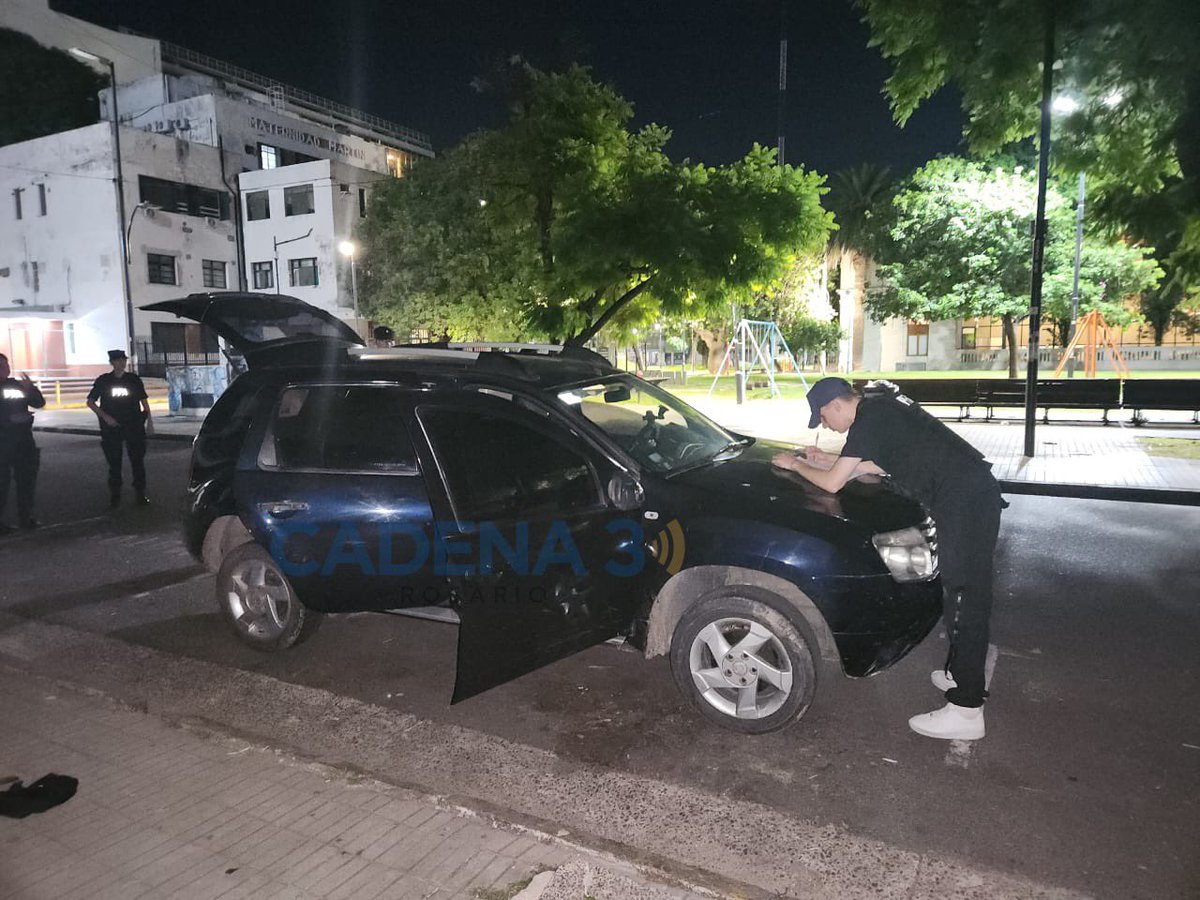 HernanFunes's tweet photo. AHORA. Cayeron los presuntos autores de la amenaza a la familia de Di María en el country Miraflores. Son un hombre de 27 años y su pareja de 23. Los detuvo la Policía Federal cuando salían de una casa con un bolso. El fiscal Socca los lleva a audiencia. Vía @Cadena3_Rosario https://t.co/wdqVHV1D75