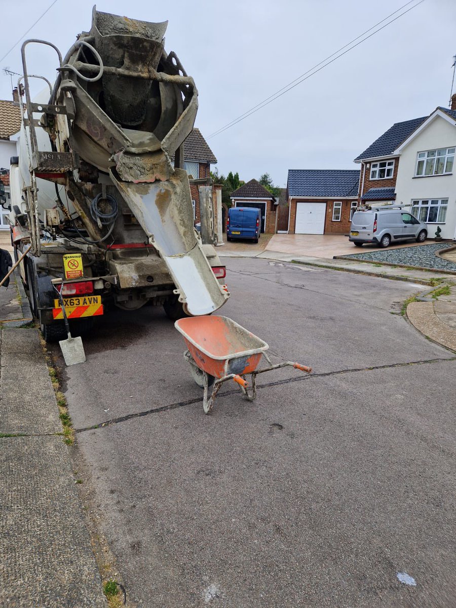 tommixdesign's tweet photo. Concrete wheelbarrowed and levelled #concrete #Building #concretelevelling #concretepumping #concreteessex visit: https://t.co/xB1xKJy6Ap https://t.co/FeGdYud18o