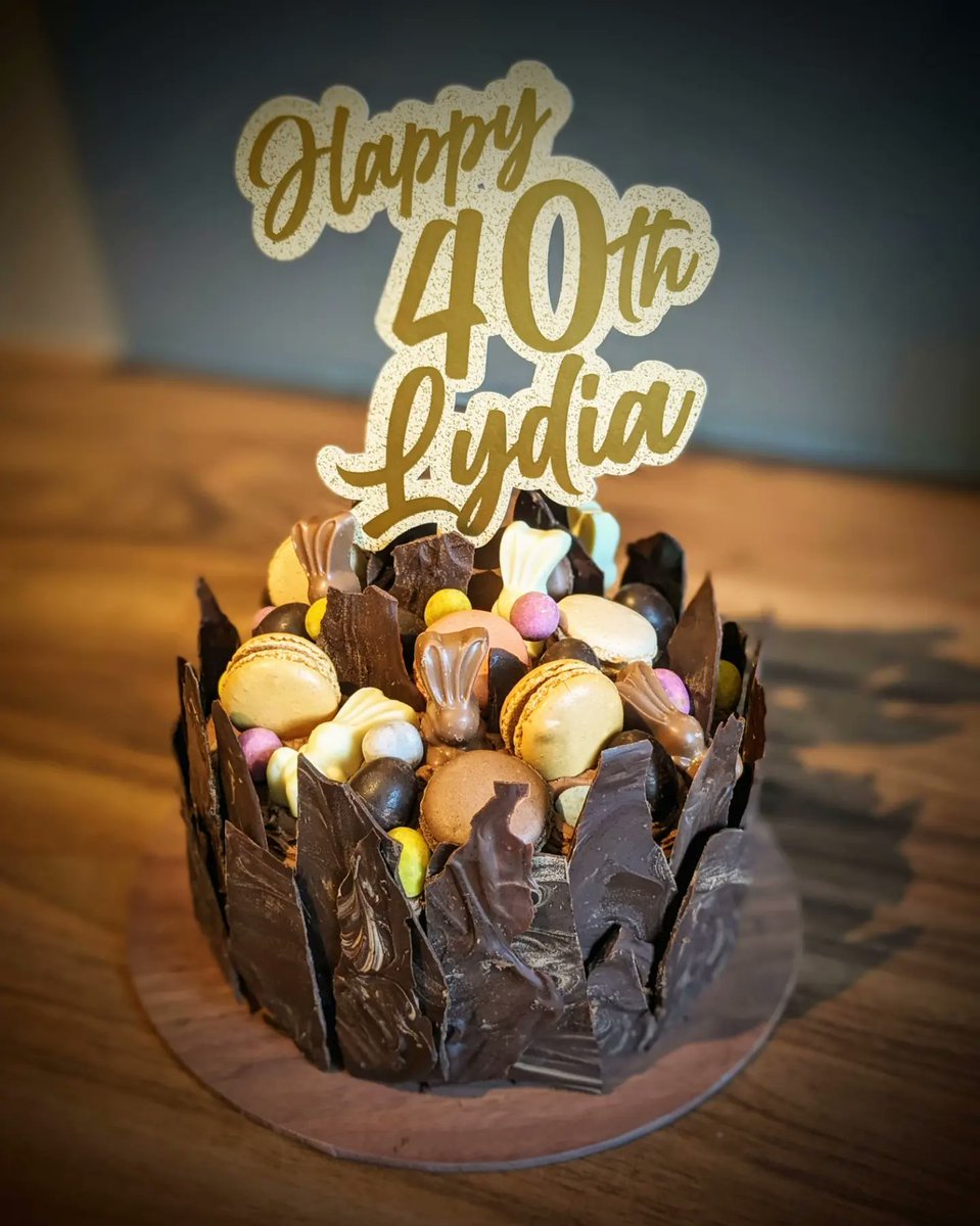 jaydubyah_72's tweet photo. // A 40TH BIRTHDAY CAKE FOR MY WORK COLLEAGUE //

.

My homemade chocolate overload sponge coated in chocolate buttercream and topped with a plethora of various chocolates

.

#40thbirthday #40th #baking #homebaking #homebaker #chocolateoverload #showstopper #domesticgoddess https://t.co/YTIurRZzwx