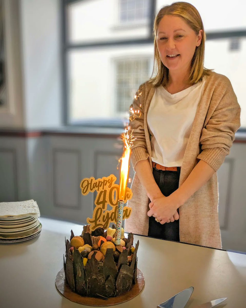 jaydubyah_72's tweet photo. // A 40TH BIRTHDAY CAKE FOR MY WORK COLLEAGUE //

.

My homemade chocolate overload sponge coated in chocolate buttercream and topped with a plethora of various chocolates

.

#40thbirthday #40th #baking #homebaking #homebaker #chocolateoverload #showstopper #domesticgoddess https://t.co/YTIurRZzwx