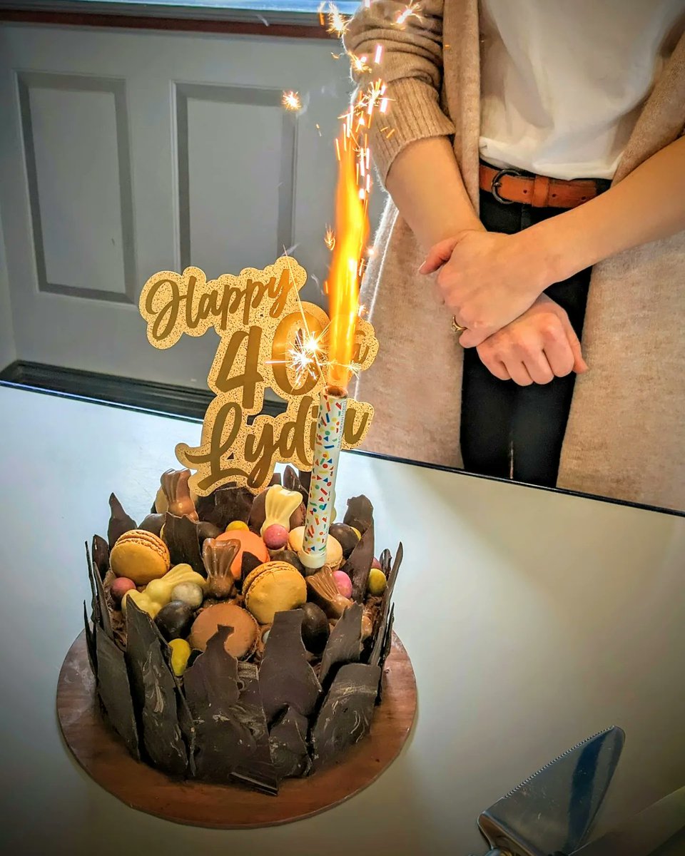 jaydubyah_72's tweet photo. // A 40TH BIRTHDAY CAKE FOR MY WORK COLLEAGUE //

.

My homemade chocolate overload sponge coated in chocolate buttercream and topped with a plethora of various chocolates

.

#40thbirthday #40th #baking #homebaking #homebaker #chocolateoverload #showstopper #domesticgoddess https://t.co/YTIurRZzwx