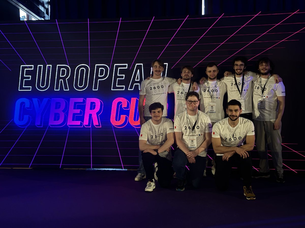 Fin du premier jour de l’@EuCyberCup pour l’équipe et le coach (@_nwodtuhs) : - Première place à l’épreuve de #Forensic - Deuxième place à l’épreuve de #Hardware 🚀 Stay tuned pour la suite de la compétition demain 👀