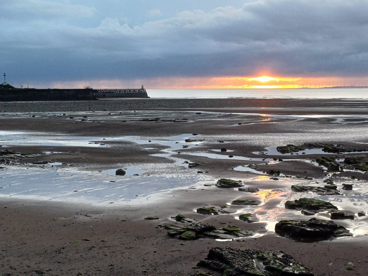 brew_with_view's tweet photo. Excellent beach access improvement at #Marport and loved @CumberlandCoun warning for those with small paws 🐾
...and another gorgeous West Cumbrian sunset https://t.co/2tz30Lkwrj