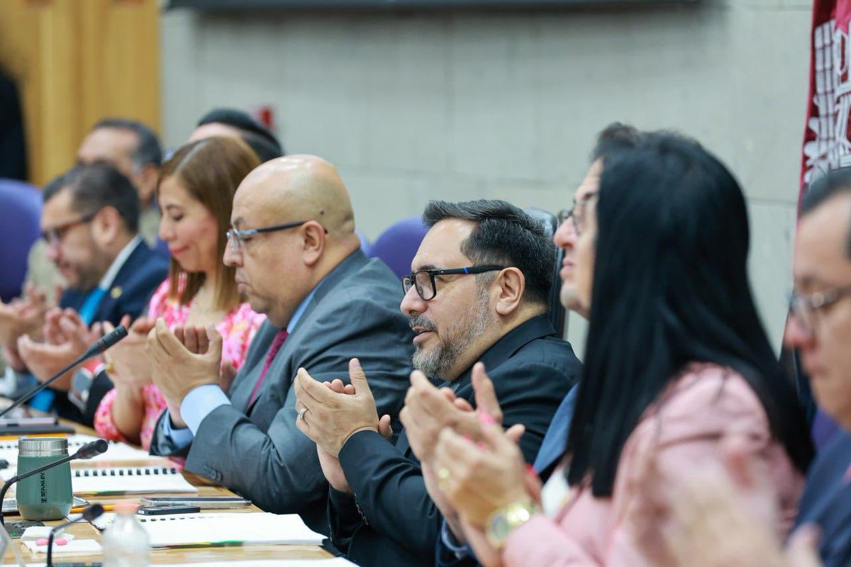 ArturoReyesS_'s tweet photo. El diálogo con maestras y maestros en torno a temas importantes para nuestro @IPN_MX fue el protagonista en la sexta sesión ordinaria del XLII Consejo General Consultivo, en la que participé el día de hoy y en la que pude escuchar con mucho gusto a representantes de alumnas y alumnos preocupados por el bienestar de sus escuelas. El Politécnico lo hacemos todas y todos. ¡Huélum!