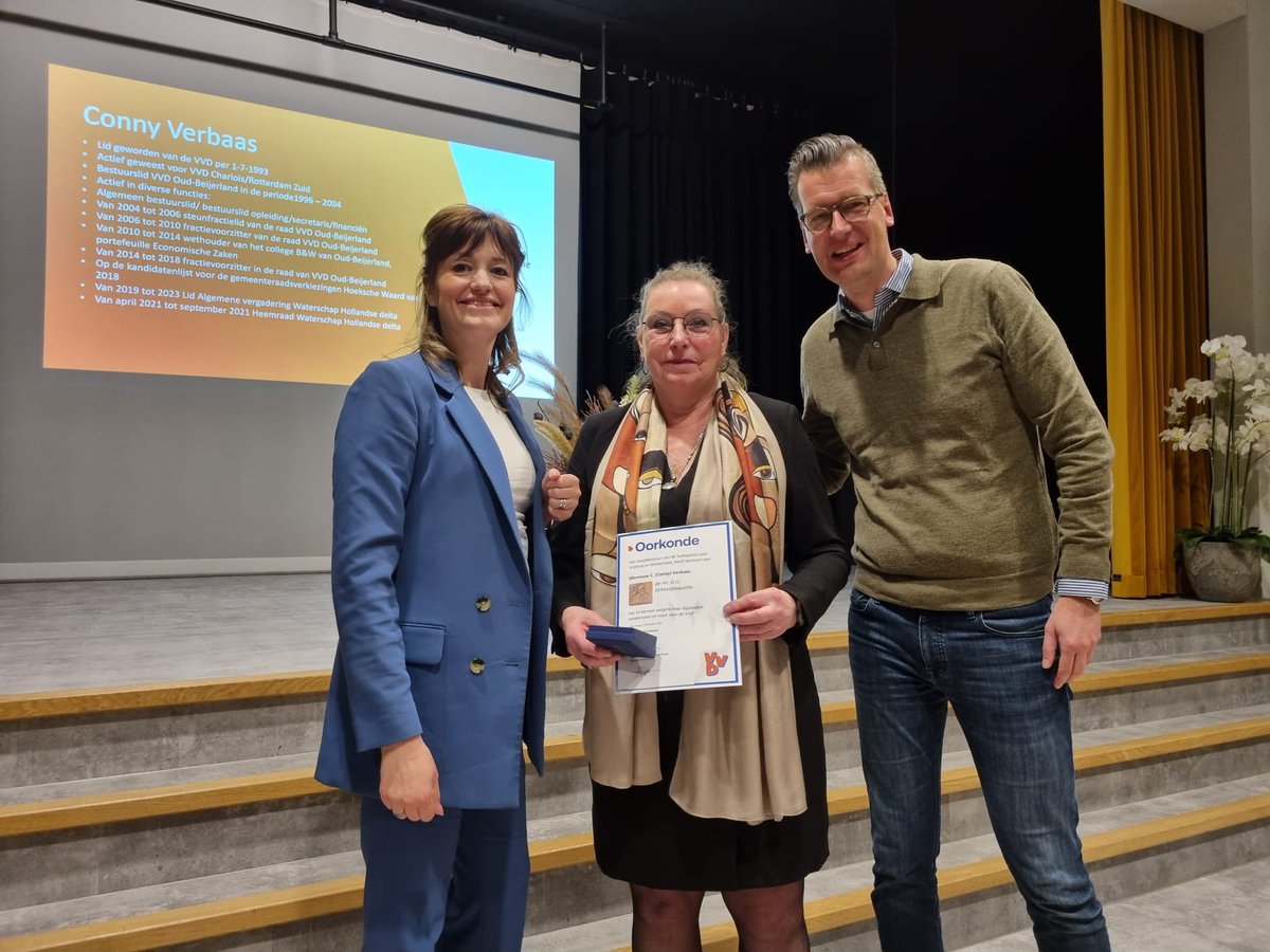 🔶 Vanuit het hoofdbestuur de Stikkerplaquette mogen uitreiken aan Conny Verbaas. Meer dan 30 jaar actief voor de <a href="/VVD/">VVD</a> in verschillende rollen in Rotterdam, Oud-Beijerland en het waterschap. Dik verdiend!
