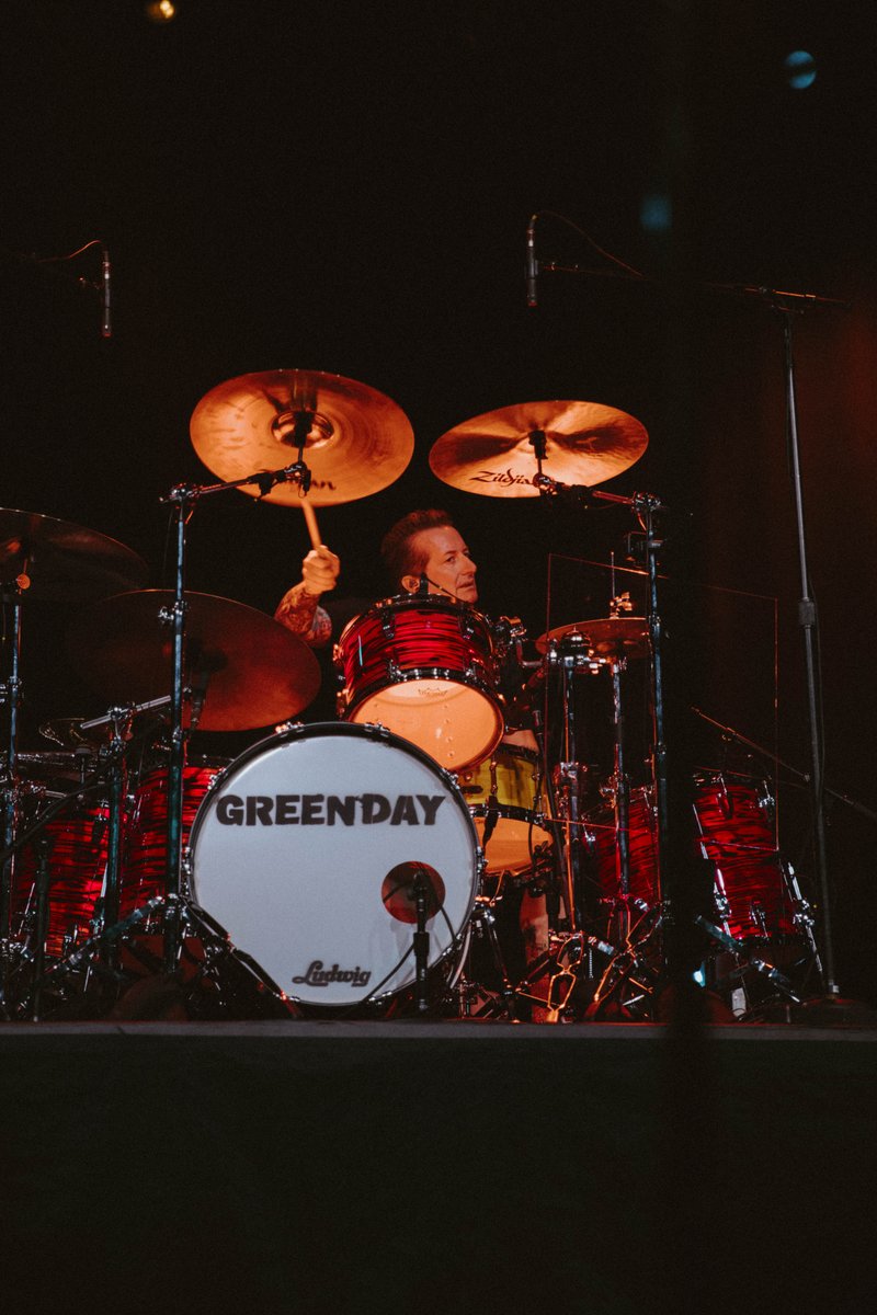 Anyone else still reliving this ICONIC night on 🔁🤯 @greenday took over Our House last week, performing their new album, Saviors, live! This will be a night that we will NEVER forget 💚🎶 📸: @simplybella___